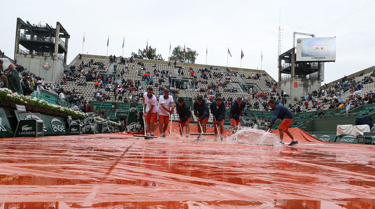 Hatalmas eső zúdult Párizsra, a teniszpálya vízben áll /Fotó: AFP