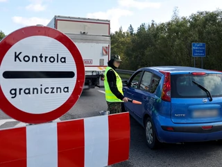 Funkcjonariusze Straży Granicznej podczas kontroli na polsko-słowackim przejściu granicznym w Chyżnem. Kontrole przywrócono o północy 4 października 2023 r.