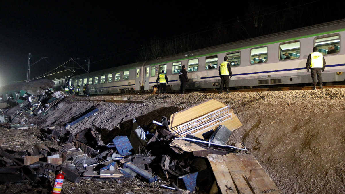 Jak informuje RMF FM dyżurny ruchu z miejscowości Starzyny był przekonany, że puścił pociąg prawidłowo. Udało się dotrzeć do nagranej rozmowy pomiędzy dyżurnym a jego koleżanką z sąsiedniej stacji. Po katastrofie kolejowej pod Szczekocinami nagranie zostało zabezpieczone przez prokuraturę. Jednocześnie prokurator Tomasz Ozimek poinformował, że ze względu na stan zdrowia dyżurny ruchu nadal nie może zostać przesłuchany.