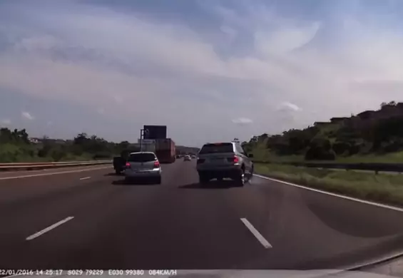 Tak kończy się cwaniakowanie na drodze: kierowca BMW straszył i sam wylądował poza drogą