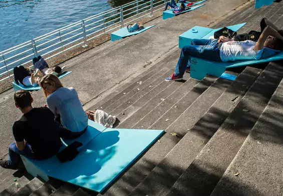 Sprytny projekt Polaków: schodki nad rzeką z takimi siedziskami są 100 razy wygodniejsze