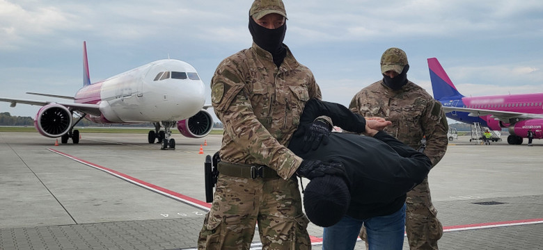 Policjanci gonili samolot kołujący do startu, na lotnisku w Katowicach