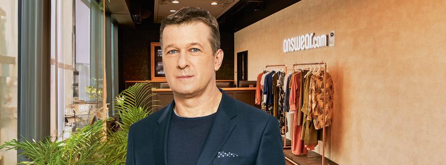 Krzysztof Bajołek nie jest typem showmana, pozostaje skromny i niepytany nie mówi o swoich sukcesach. Tymczasem jego odzieżowe biznesy wydają obfite owoce.