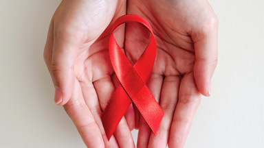 Zachorowalność i umieralność na AIDS w Polsce i na świecie [INFOGRAFIKA]