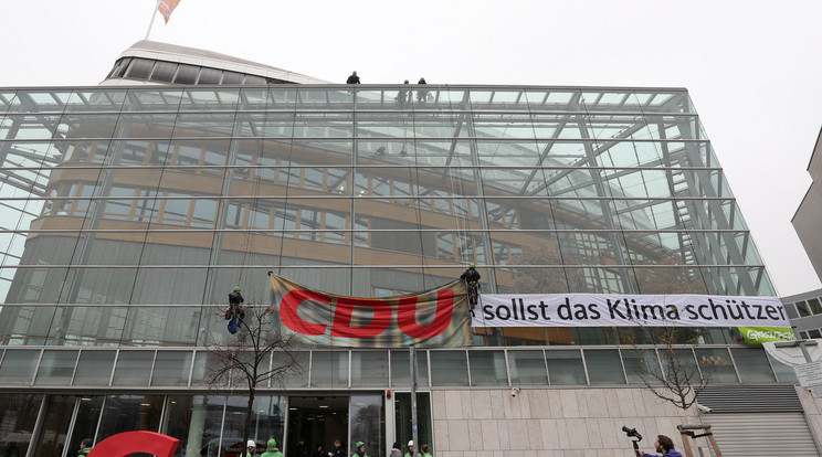 Környezetvédők némileg átszabták a CDU székházát / Fotó: EPA/HAYOUNG JEON
