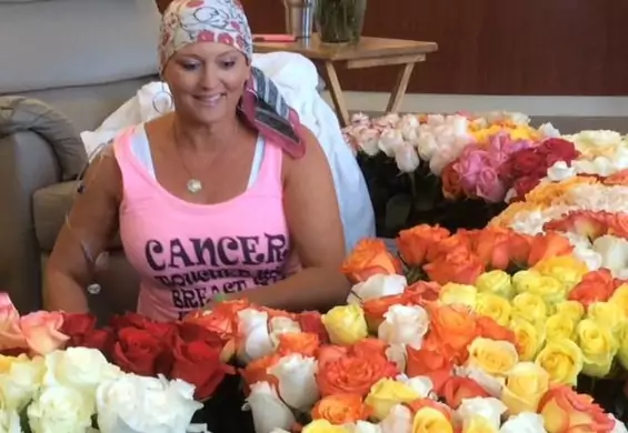 Kupił żonie chorej na raka 500 róż na ostatnią chemię. To, co stało się potem, wzruszyło wszystkich