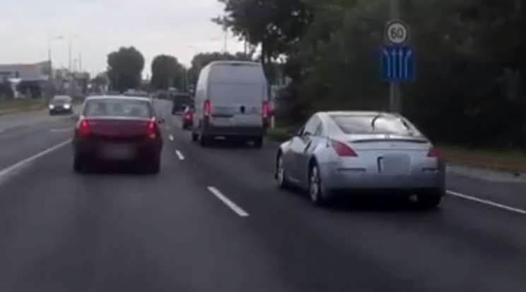 A Nissan megunta, hogy a teherautó előtte halad