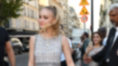 Lily-Rose Depp, Paryż, "Vogue", krótka kiecka i papieros