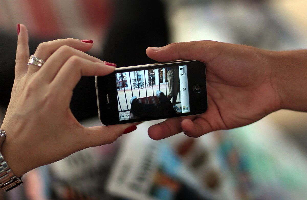 Rezultat slika za telefon ajfon u rukama