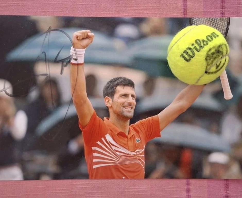 Humanitarac Vladimir prodaje lopticu sa Novakovim potpisom