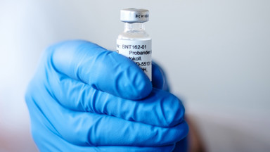 Kolejny kraj dopuszcza do użycia szczepionkę Pfizera. "Odpowiedź królestwa na koronawirusa"