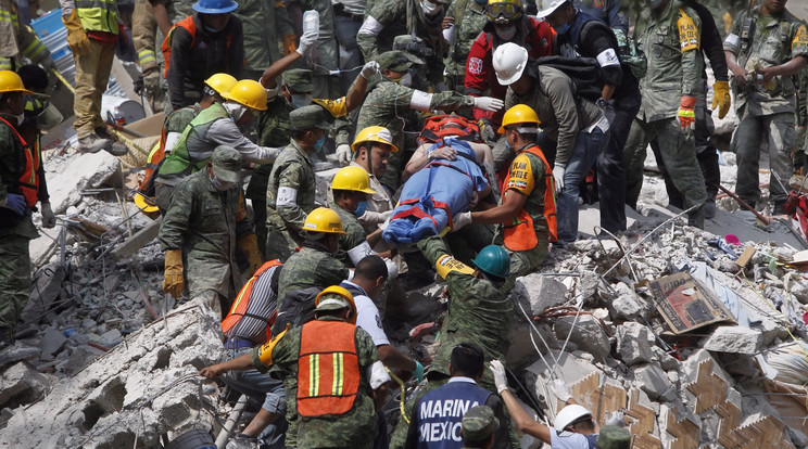A földrengésben 250 ember halt meg, de még sokakat keresnek a romok alatt /Fotó: MTI