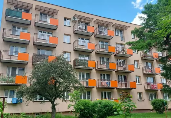 Do PRL-owskich bloków dobudowano balkony. Mieszkańcy muszą dopłacić, ale są zachwyceni