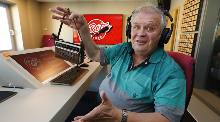 Tibi bácsi az első Retro rádiós munkanapjára egy igazi retro Sokol rádiót is magával vitt