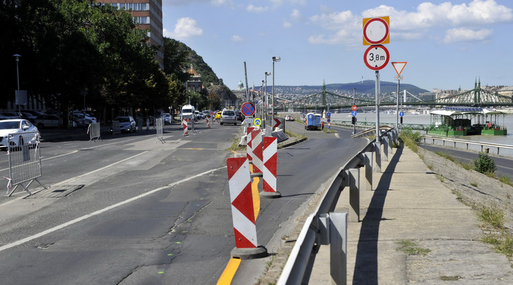 Vége a hónapok óta tartó felújításnak: szabadon használhatják a Petőfi híd környékét az autósok /Fotó: MTI - Kovács Attila