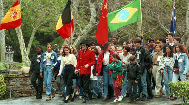 Jackson (elől piros zakóban, mellette első felesége, Lisa Marie Presley) és gyerekek hada /Fotó: Profimedia reddot
