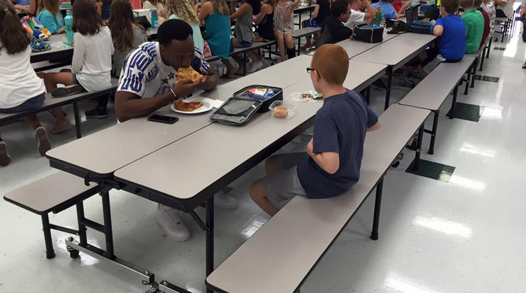 Az autista kisfiú nem egyedül ebédelt / Fotó: Facebook
