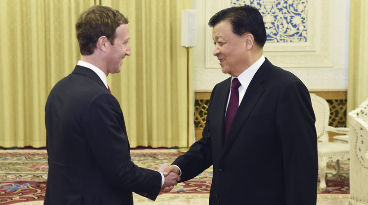 Kézfogással üdvözlik Zuckerberget /Fotó: MTI