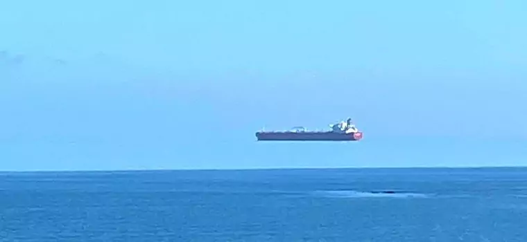 "Lewitujący statek" sfotografowany nieopodal wybrzeży Kornwalii. Wyjaśniamy nietypowe zjawisko