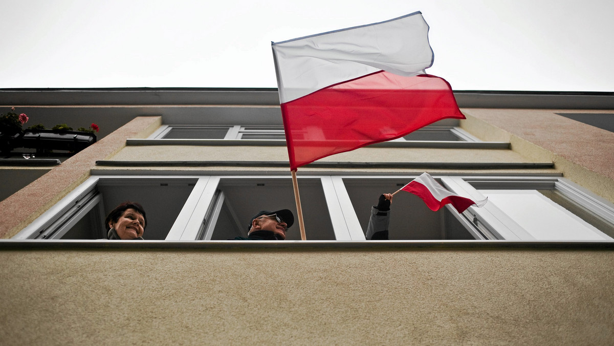 W czerwcu Polska straci część swojej suwerenności, a Mistrzostwa Europy w piłce nożnej spowodują, że władzę przejmie UEFA - pisze "Polityka". Od 2005 roku polskie władze podpisały blisko 30 gwarancji wobec UEFA, które oprócz obietnic dotyczących budowy stadionów, baz i hoteli gwarantują też wyłączność na sprzedaż praw telewizyjnych i reklam, przejęcie powierzchni reklamowych w miastach, a nawet blokowanie telewizyjnych transmisji z meczów w pubach i restauracjach.