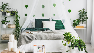 Letnia sypialnia w dwóch odsłonach kolorystycznych: zielony zagajnik i morska bryza