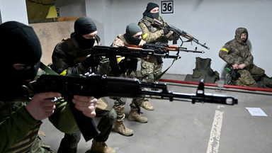 Zełenski daje mieszkańcom Kijowa karabiny, a jego rywal dostarcza im, co jeszcze potrzeba do walki