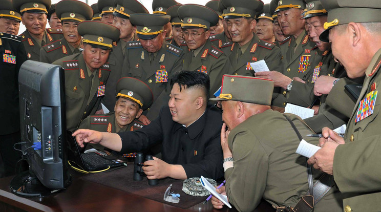 Kim Dzsongun a hadsereg vezetőivel valamin jól szórakozik /Fotó: AFP