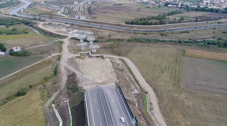 Kisebb bakit követtek el Romániában - elfelejtették, hogy ide kellene egy híd