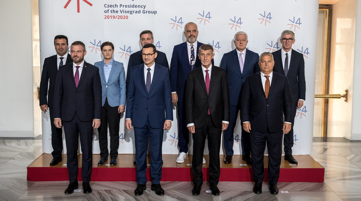 Edi Rama albán miniszterelnök fehér tornacipője messziről virított a V4-ek és a balkáni országok vezetőinek csúcstalálkozóján készült protokoll csoportképen. Jobbra elöl Orbán Viktor magyar kormányfő, az első sorban a V4-ek vezetői /Fotó: MTI-EPA
