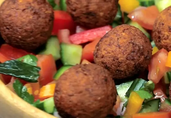 "Street Food: Żarcie z ulicy": Falafel z sałatką izraelską