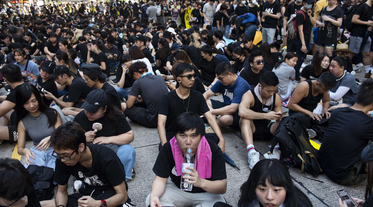 Ülőtüntetéssel (is) tiltakoznak a kormány ellen Hongkongban /Fotó: Northfoto