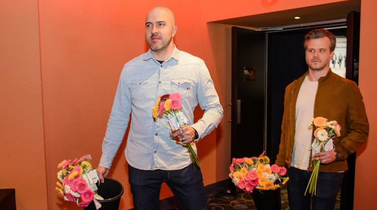 Szabó Simon és Haumann Máté közösen osztottak virágot a moziban nőnapon