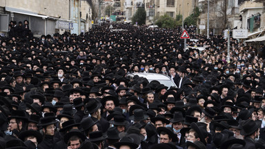 W Izraelu, pomimo lockdownu, 10 tys. osób uczestniczyło w pogrzebie ultraortodoksyjnego rabina [ZDJĘCIA]