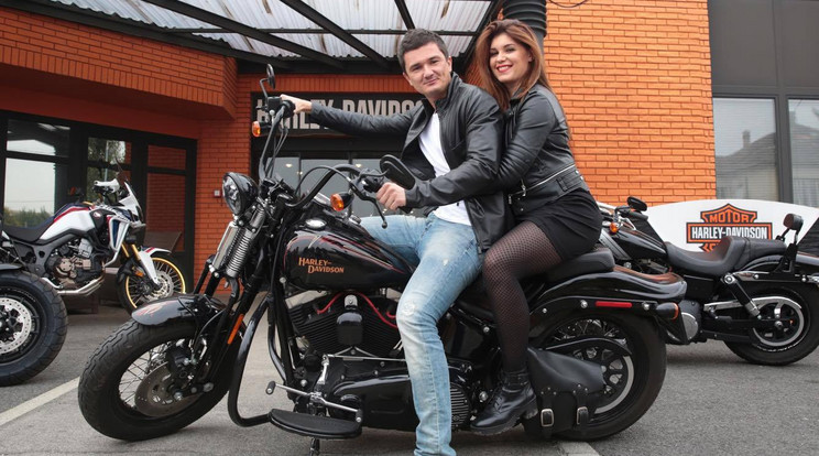 Az énekesnő
és kollégája, Siklósi Balázs kipróbálta
a Harley– 
Davidsont