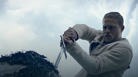 Scena iz filma "Kralj Artur: Legenda o maču"