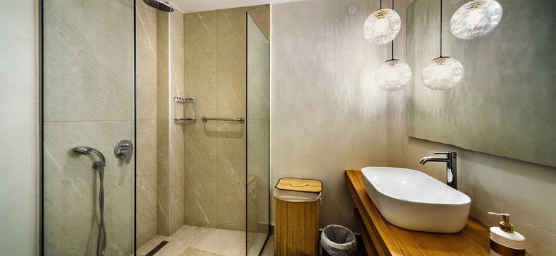 Świetne rozwiązanie do nowoczesnej łazienki. Prysznice typu walk-in są coraz częściej wybierane