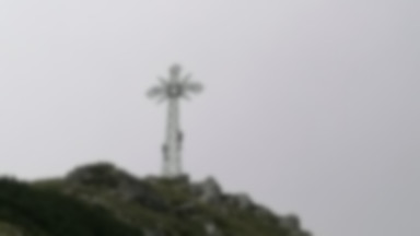 Turyści wchodzili na krzyż na Giewoncie przy burzowej pogodzie