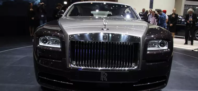 Kuba Wojewódzki obok luksusowego Rolls-Royce’a Wraith