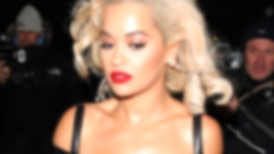 Rita Ora kusi głębokim dekoltem i mini. Sexy czy wręcz przeciwnie?