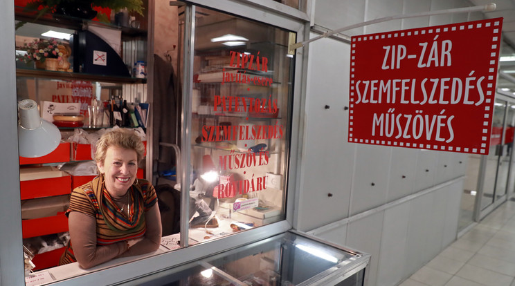 Egy Flórián téri kuckóban várja
a kuncsaftokat Zsuzsa / Fotó: Isza Ferenc