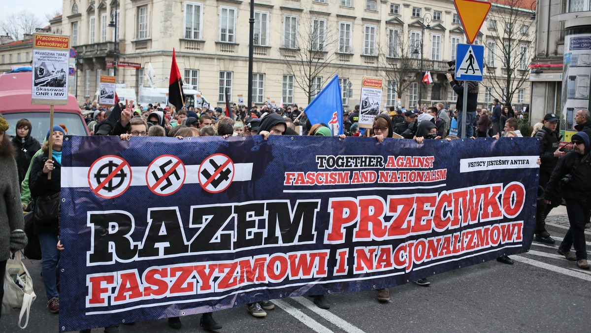 "Razem Przeciwko Nacjonalizmowi" - pod takim hasłem manifestowali w Warszawie antyfaszyści, wspierani m.in. przez OPZZ. W marszu, który wiódł m.in. ulicami dawnego getta przeszło - według szacunków służb porządkowych - ok. 1000 osób.