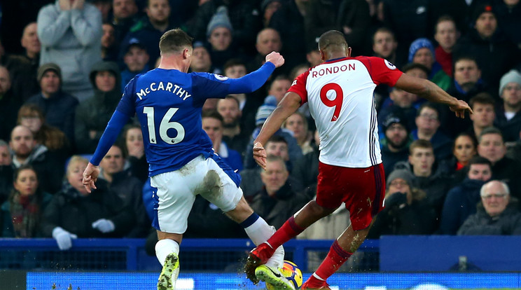 Solomon Rondon a labda helyett
James McCarthyba rúgott – ket-
tétörte az ír focista lábát /Fotó: Getty images