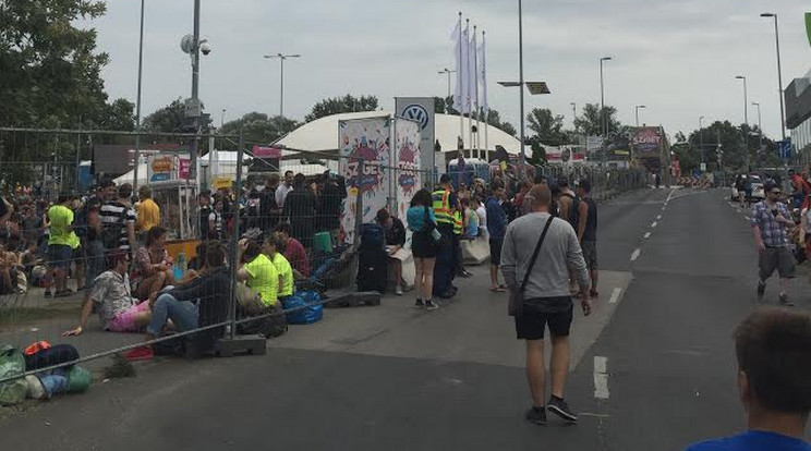 A Sziget helyszínén tűzszerészek és rendőrök is vannak / Fotó: Blikk