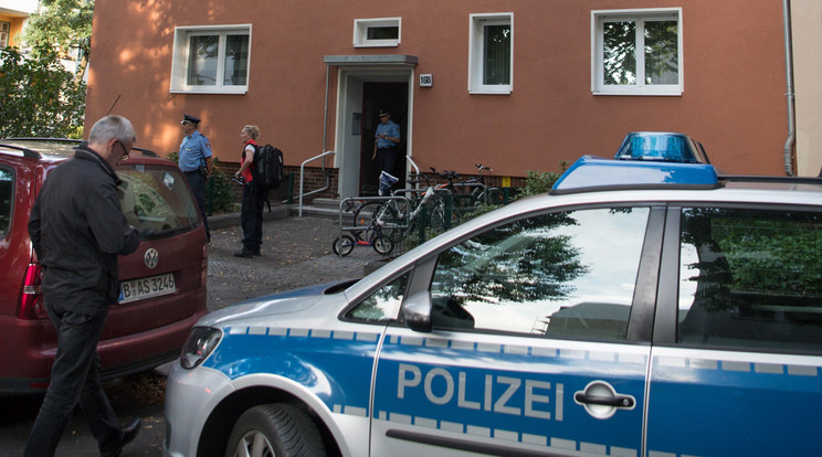 Rendőrök a politikus berlini háza előtt / Fotó: MTI