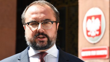 Rekomendacje sobie, dotacje sobie. Tak minister Paweł Jabłoński dzieli pieniądze na pomoc z MSZ