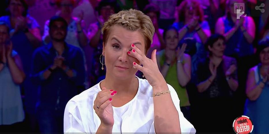 Ábel Anita a könnyét törölgeti /Fotó: TV2