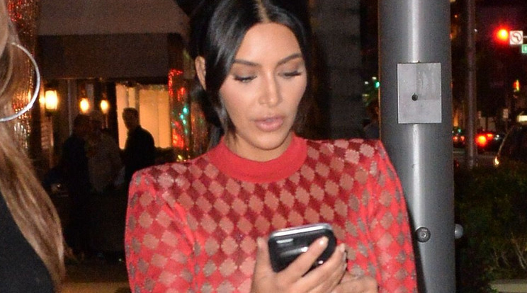 Kim Kardashian egy percre se tud leszakadni a közösségi médiáról / Fotó: Northfoto