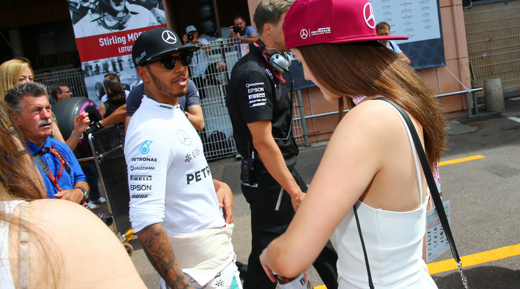 Lewis Hamilton és Plavin Barbi a monacói nagydíjon/Fotó:Northfoto