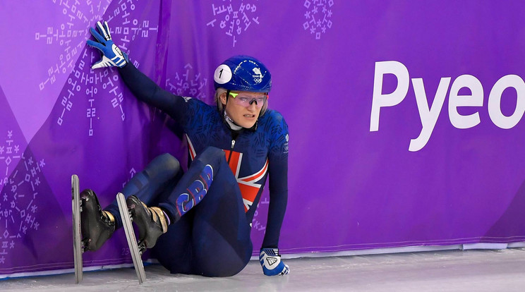 Elise Christie nagyot esett, mikor korcsolyája összeakadt Keszlerével / MTI Fotó: Czeglédi Zsolt