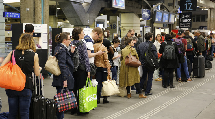 Az elromlott szuperexpresszek miatt várakozó utasok a Montparnasse pályaudvaron / Fotó: AFP